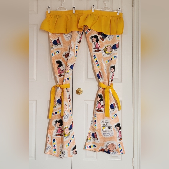Peanuts Curtain - Picture 3 of 5